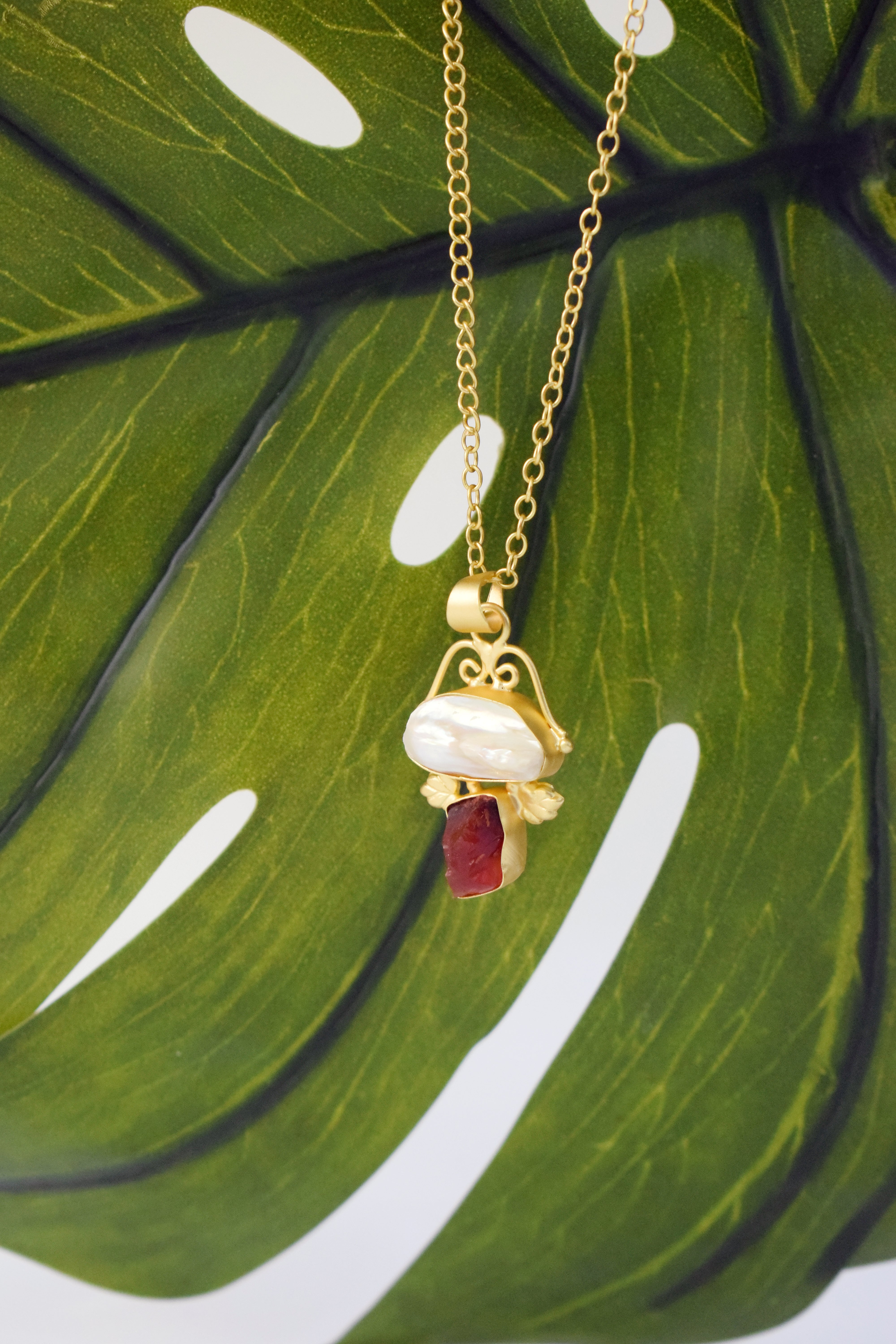 Red Aura Pearl Pendant Necklace