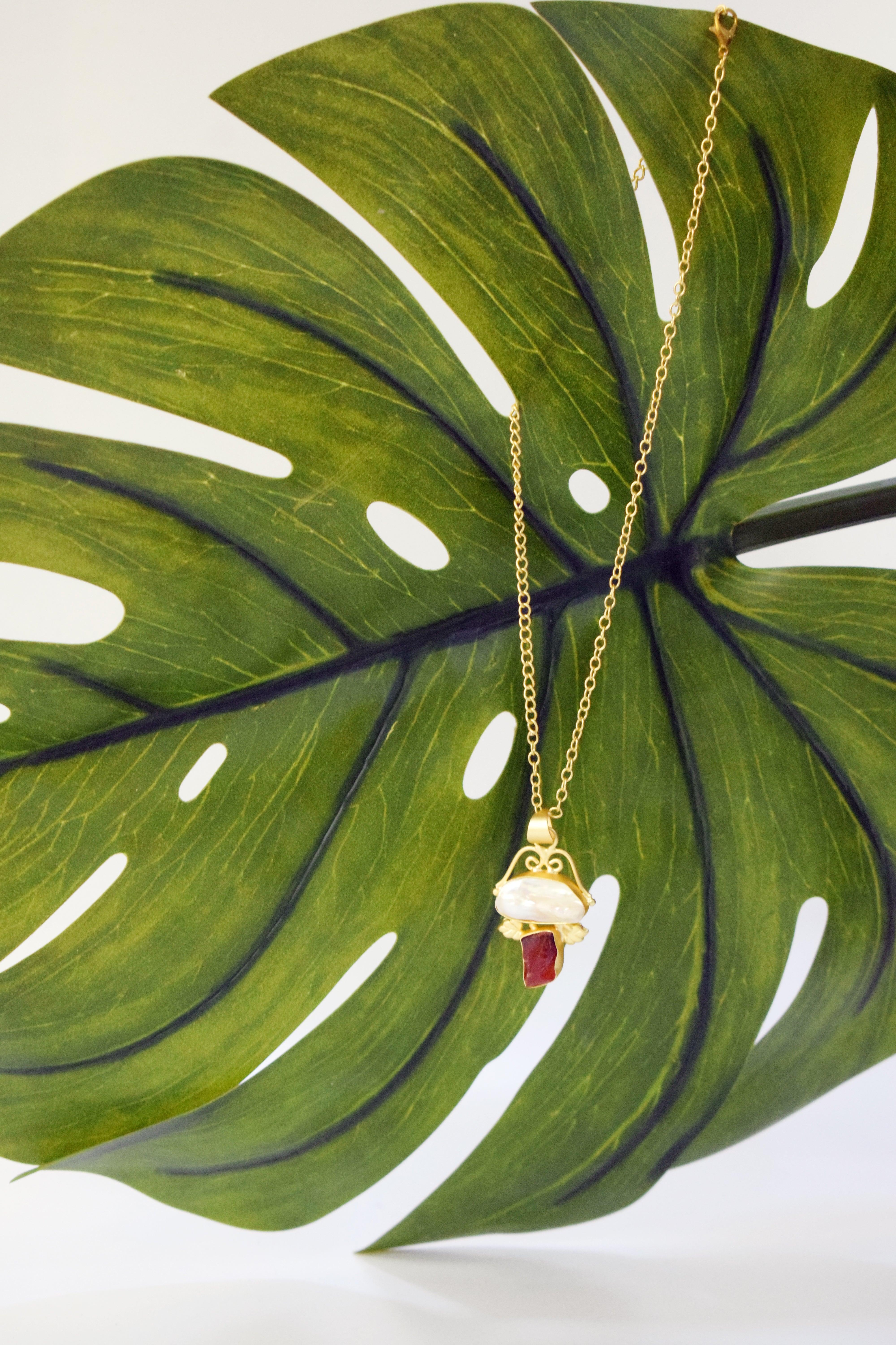 Red Aura Pearl Pendant Necklace
