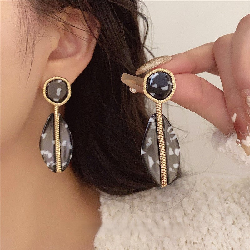 Noir Leaf Earring 🖤✨