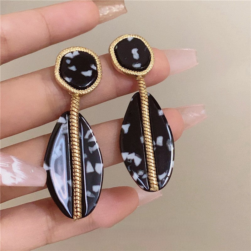 Noir Leaf Earring 🖤✨