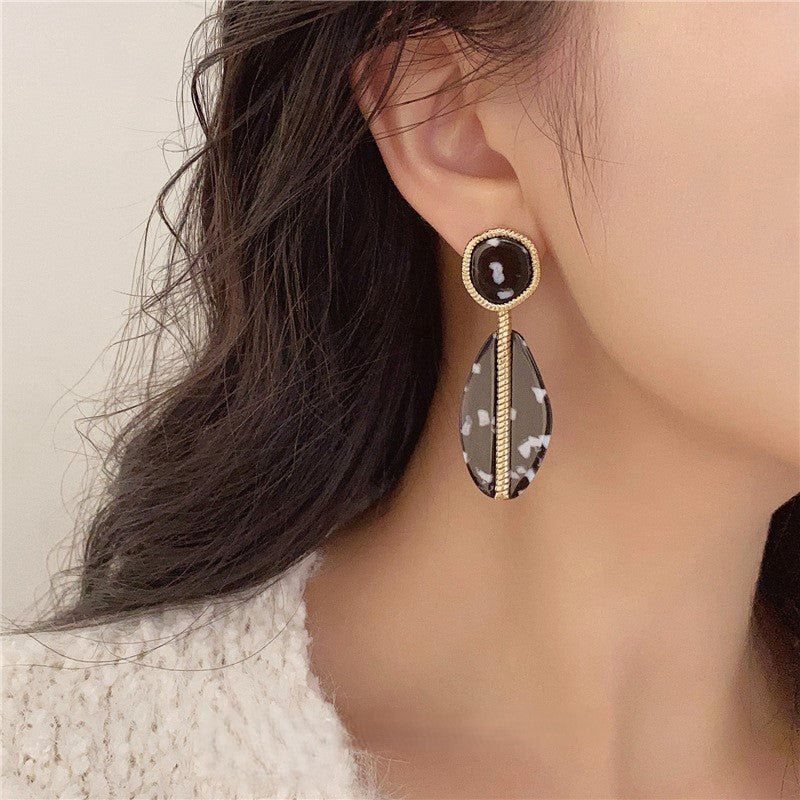 Noir Leaf Earring 🖤✨