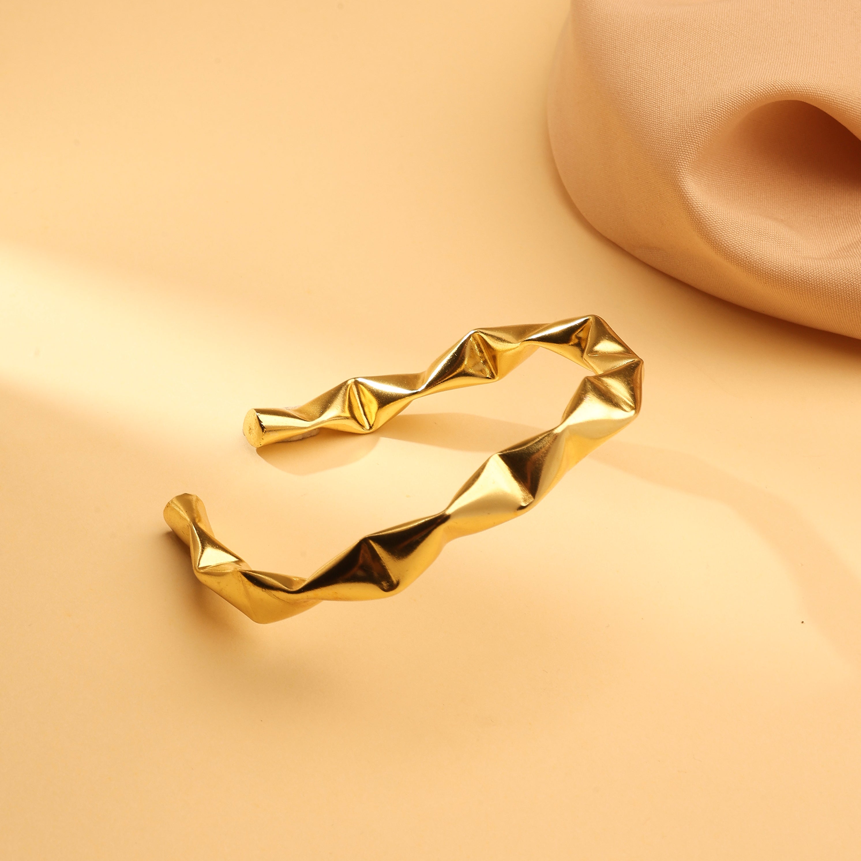 Crush Gold Sculpted Cuff