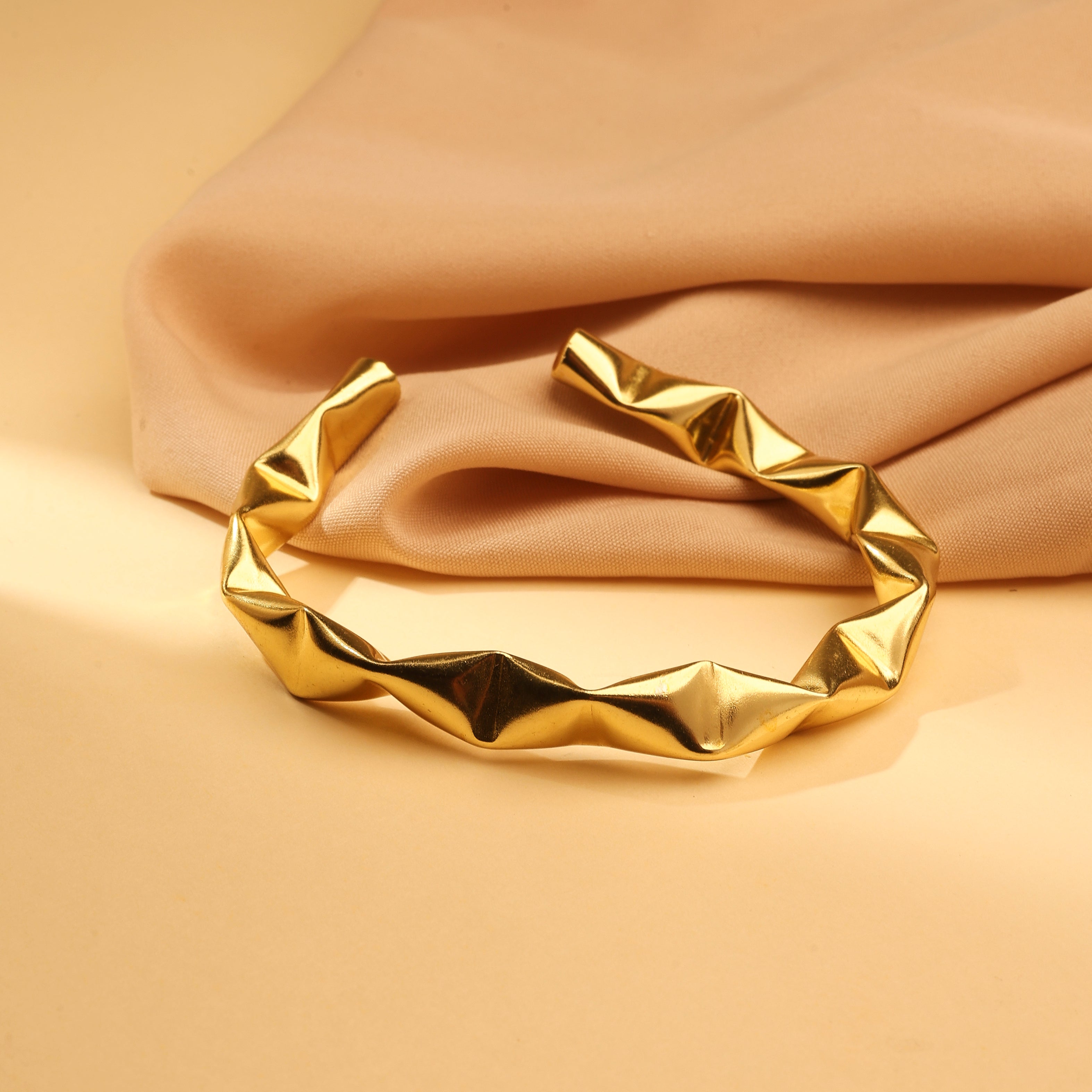 Crush Gold Sculpted Cuff